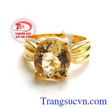 Người đeo nhẫn Thạch Anh Vàng sẽ được tăng cường trí nhớ năng lượng và thêm lạc quan giúp bạn phòng ngừa được bệnh tật chữa được vết cắn của rắn và nhện. Sản phẩm uy tín chất lượng được giao bán trên toán quốc.