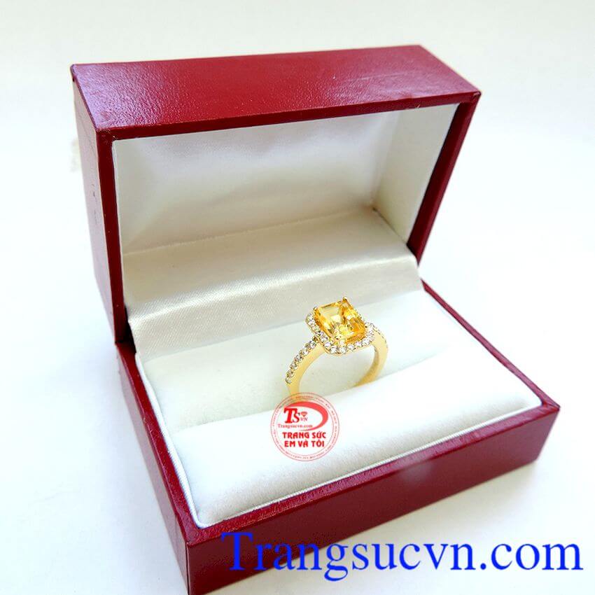 Chiếc Nhẫn vàng citrine nữ hợp cho người mệnh Kim và Mệnh Thủy Là món quà tặng Mẹ và Tặng Vợ rất ý nghĩa với người yêu thương.