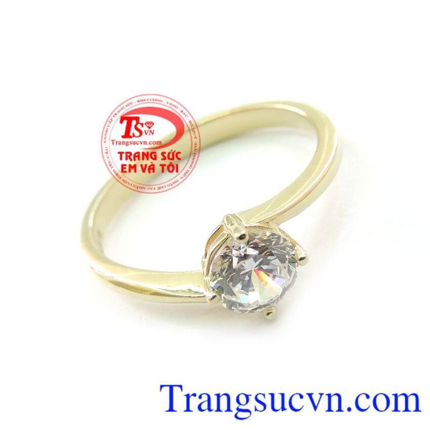 Với thiết kế nhẹ nhàng thanh thoát với đường cong đính viên đá ở đầu chiếc nhẫn giúp chiếc nhẫn đeo trên tay của bạn thêm lung linh hơn.