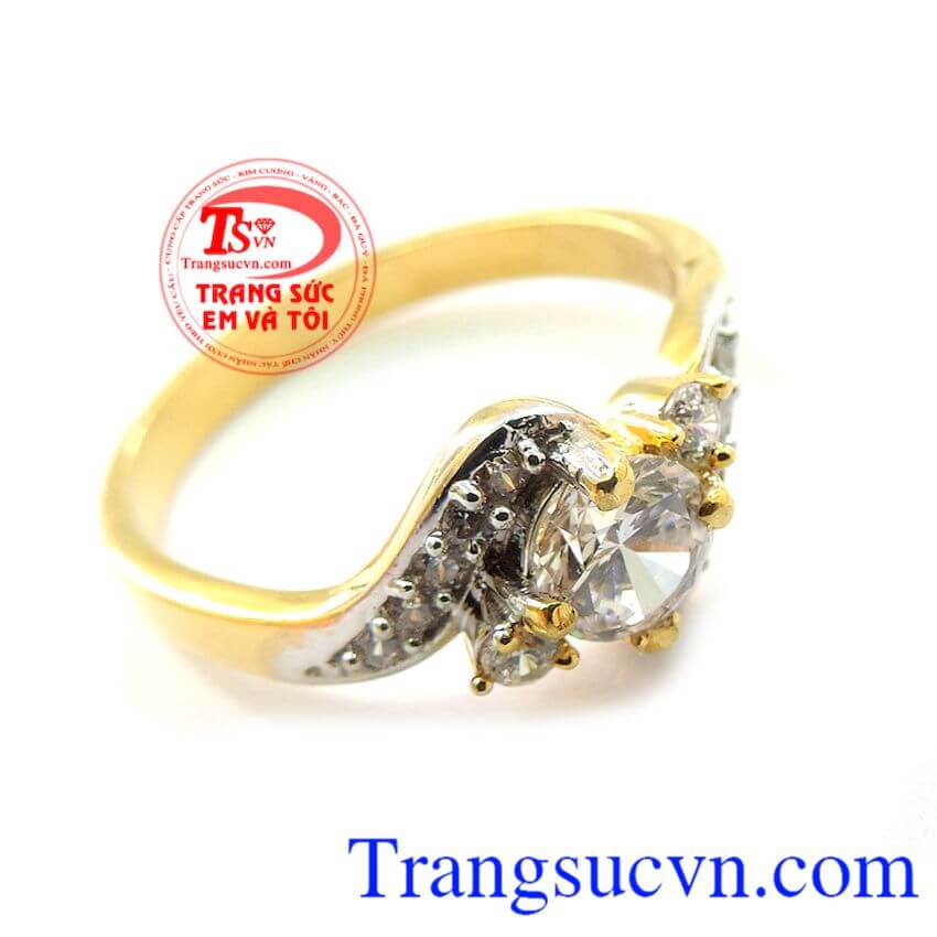 Nhẫn Vàng Nữ 10k giá rẻ chất lượng. Nhẫn vàng nữ 10k trên thân nhẫn có một cài viên đá trắng sáng mang đến sự nổi bật và điệu đà cho chiếc nhẫn