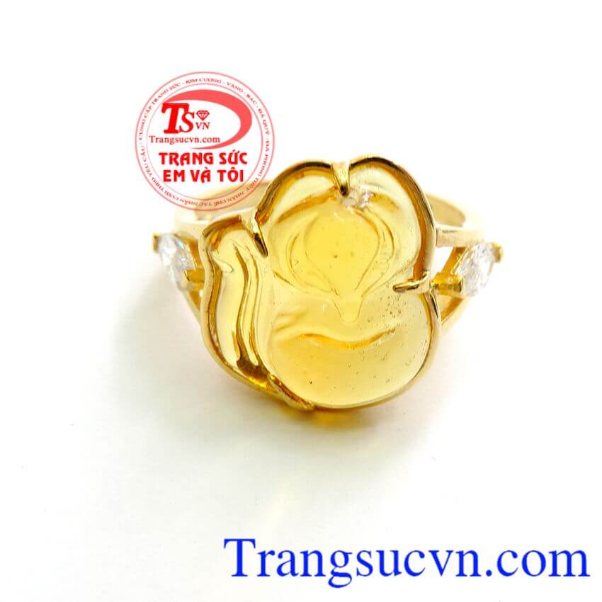 Chiếc nhẫn được gắn đá nhân tạo , chiếc nhẫn vàng nữ hồ ly sản phẩm đảm bảo chất lượng, được giao bán trên toàn quốc .