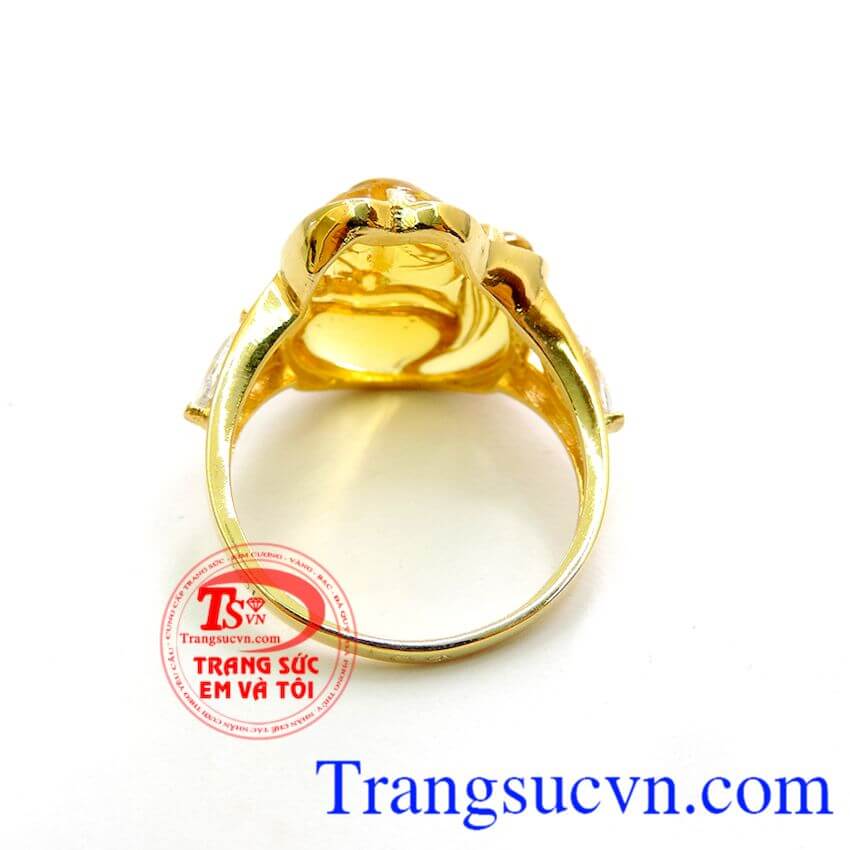 Chiếc nhẫn được gắn đá nhân tạo , chiếc nhẫn vàng nữ hồ ly sản phẩm đảm bảo chất lượng, được giao bán trên toàn quốc .