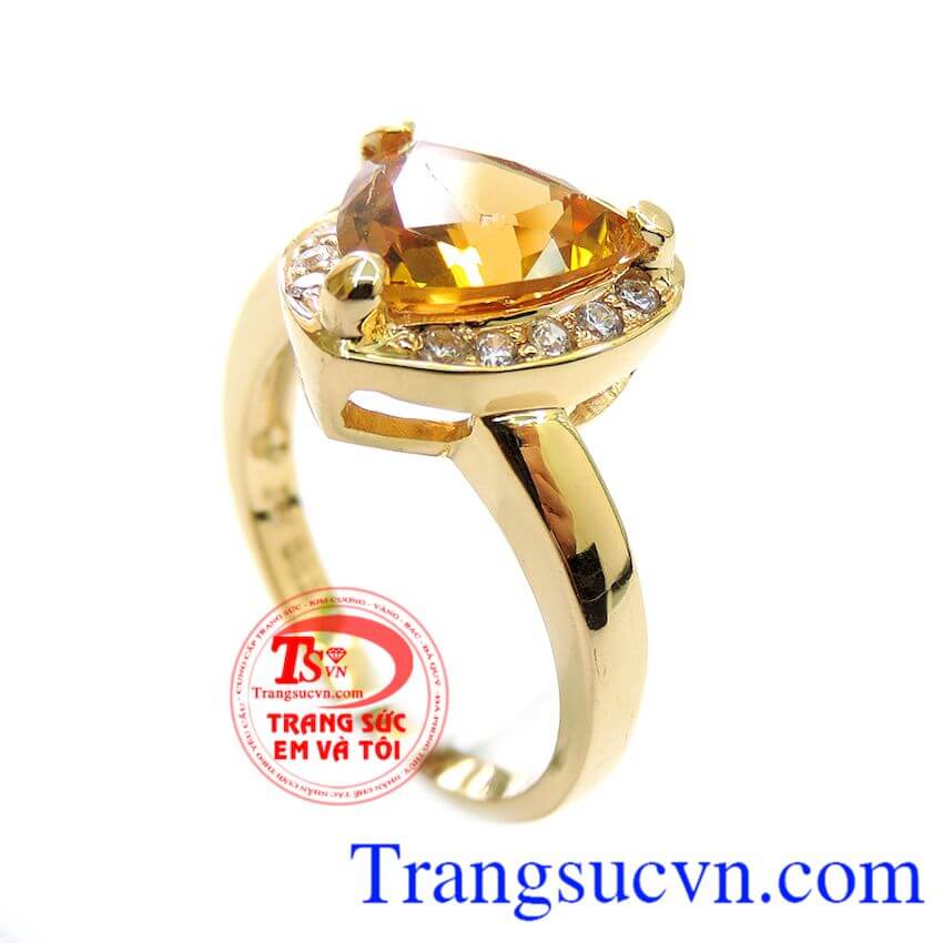 Chiếc Nhẫn vàng citrine nữ hợp cho người mệnh Kim và Mệnh Thủy Là món quà tặng Mẹ và Tặng Vợ rất ý nghĩa với người yêu thương.