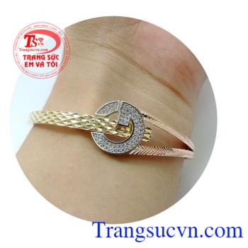 Thiết kế dơn giản nhưng vẫn cực kỳ thu hút. Vòng chanel xinh
