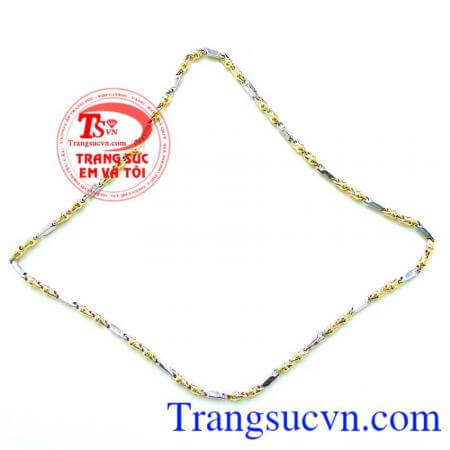 Dây chuyền đeo cùng mặt dây chuyền vàng