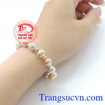 Lắc bi vàng màu sang trọng Italy. Lắc tay vàng nhập khẩu Italy là món trang sức được ưa chuộng hàng đầu của người phụ nữ.