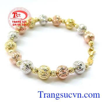 Chiếc lắc tay xinh xắn đem lại vẻ đẹp tinh tế dịu dàng.