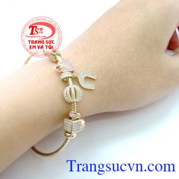 Hình ổ khóa tượng trưng cho một tình yêu mãi tươi đẹp và bền vững theo thời gian. Lắc tay ổ khóa yêu thương