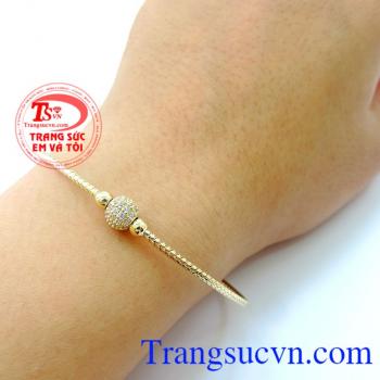 Chiếc lắc tay có thể kết hợp với nhiều trang phục khác nhau. Lắc tay Ý đẹp dịu dàng