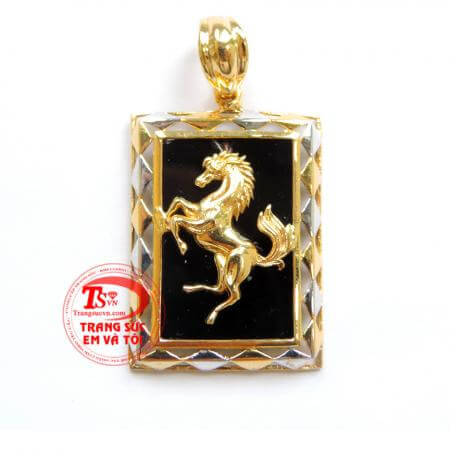 Mặt dây hình con ngựa vàng tinh tế và sang trọng