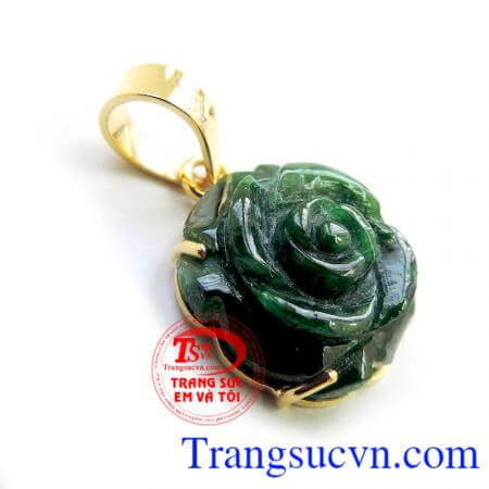 Mặt dây hoa hồng ngọc phỉ thúy dành cho nữ mệnh Mộc và Mệnh Hỏa.