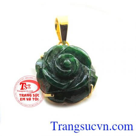 Mặt dây hoa hồng ngọc phỉ thúy thiên nhiên có giấy kiểm định đá quý kèm theo.