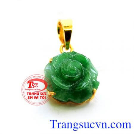 Hoa hồng xanh lá tượng trưng cho sự giàu có, phong phú và hào phóng, chúng đại diện cho sự phát triển, sự phong phú, sự đổi mới liên tục của cuộc sống. Mặt dây vàng hoa hồng lục