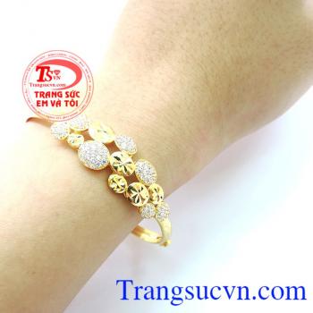 Mỗi chiếc vòng vàng đều tượng trưng cho một ý nghĩa khác nhau. Vòng vàng đính đá lung linh
