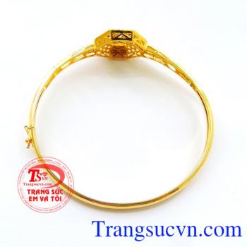 Vòng vàng thời gian ngừng trôi, vòng tay vàng tây 10k thiết kế theo kiểu dáng của chiếc đồng hồ in hình chanel đính đá sang trọng tượng trưng cho thời gian ngưng đọng.