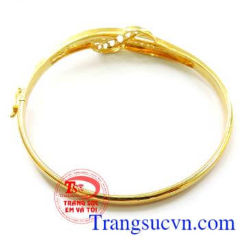 Hương vị ngọt ngào vòng tay, Vòng tay vàng tây khắc trái tim, đính đá theo hình dải lụa tạo sự mềm mại và vẻ đẹp quyến rũ cho người đeo. 