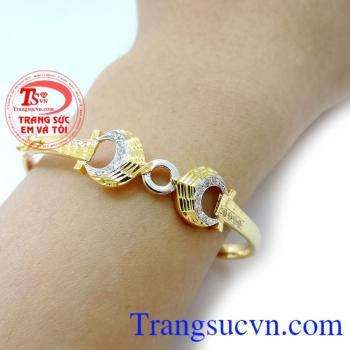 Vòng tròn chính giữa là biểu tượng của sự ngưng tụ, khi 2 trái tim cùng hướng về một điểm, người ta thường nghĩ đến những niềm hạnh phúc gọi là vĩnh cửu. Vòng nữ vàng nhịp đập tình yêu