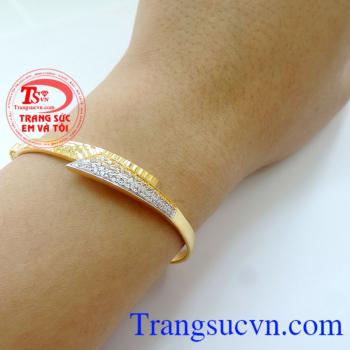 Vàng 10k sản xuất trong nước có giấy kiểm định, giao hàng toàn quốc, bảo hành 6 tháng. Vòng tay bên nhau mãi mãi