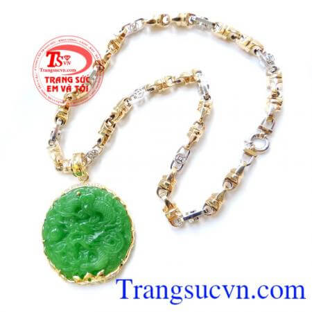 Chế tác tinh xảo,độc đáo sự kết hợp tinh tế hài hòa giữa chiếc mặt rồng xanh hộ mệnh và dây vàng hai màu nam tính tạo nên bộ mặt dây rồng may mắn mạnh mẽ đầy nam tính