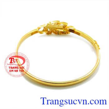 Chiếc lá may mắn vòng vàng, vòng vàng nữ 10k thiết kế hình lá đính đá đẹp. 