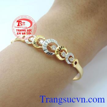 Chiếc vòng tay yêu thương có thể phá bỏ mọi rào cản, như chưa hề chia ly, như chưa hề tan vỡ. Vòng nữ như chưa hề chia ly