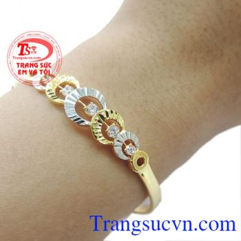 Vòng nữ như chưa hề chia ly, chiếc vòng vàng nữ xinh xắn thiết kế với hình giọt nước nối tiếp nhau cùng những hoa văn sắc nét quanh viền tượng trưng cho một vòng tròn vĩnh cửu. 