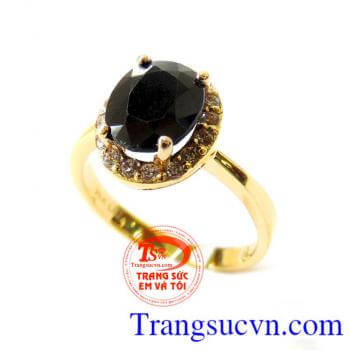 Nhẫn nữ sapphire đen với thiết kế đơn giản nhưng rất hợp thời trang và sang trọng,Nhẫn nữ sapphire đen mang lại sự quý phái cho người đeo,Nhẫn nữ sapphire đen Giao toàn quốc. Nhẫn nữ vàng tây gắn đá thiên nhiên chế tác tinh tế mang đến những đường nét sán