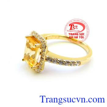 Chiếc Nhẫn vàng citrine nữ hợp cho người mệnh Kim và Mệnh Thủy Là món quà tặng Mẹ và Tặng Vợ rất ý nghĩa với người yêu thương.