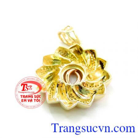 Người ta nói rằng đây là biểu tượng của 2 chiếc vành móng ngựa lồng vào nhau đem lại may mắn và quyền lực. Mặt nữ hoa chanel thời trang