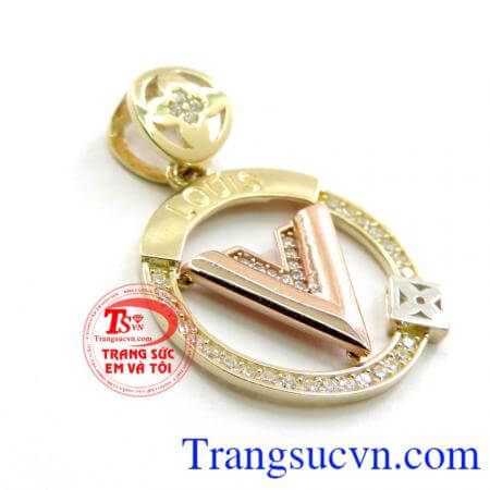 Mặt dây vàng 10k nữ thiết kế với hình chữ V nổi bật giữa vòng tròn rỗng kèm theo những viên kim cương nhân tạo sáng lấp lánh đem lại nét đẹp thanh lịch dịu dàng. Mặt nữ Louis thanh lịch