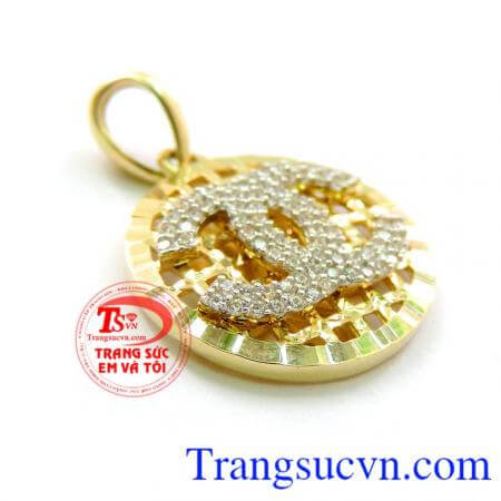 Mặt dây chanel cách điệu tôn lên vẻ hiện đại, thanh lịchcho phái đẹp.