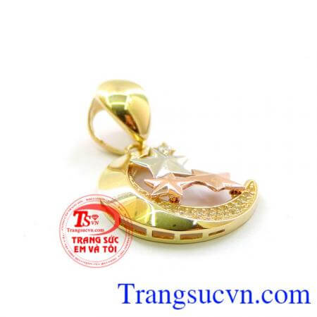 Mặt nữ thiết kế theo sự liên kết giữa trăng và sao trong cảnh non nước hữu tình như một dòng chảy lặng lẽ đi vào lòng người. Mặt dây trăng sao hữu tình