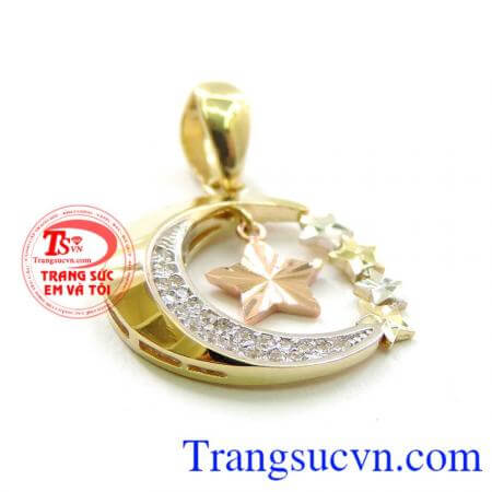 mặt dây chuyền thiết kế đơn giản , nữ tính hình mặt trăng ôm lấy ngôi sao ở giữa thể hiện sự hòa quyện, bao bọc và che chở. Mặt trăng ôm ngàn sao