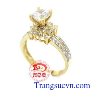 Nhẫn Vàng Gắn Đá Đẹp chất lượng. Nhẫn Vàng Gắn Đá Đẹp sang trọng nhưng không kém phần quý phái nhẫn được đính nhiều đá nhỏ lung linh tạo nên vẻ đẹp cho sản phẩm sẽ khiến bàn tay nhỏ xinh của nữ chủ nhân thon thả.