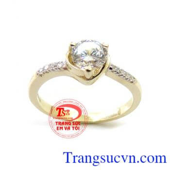 Nhẫn Nữ Trái Tim Đá 10k đẹp. Bàn tay của bạn sẽ thu hút được nhiều ánh nhìn hơn nếu trên tay đeo mẫu nhẫn nữ đính đá to đẹp này mang lại một vẻ đẹp sang trọng quý phái hợp thời trang với xu hướng hiện nay.