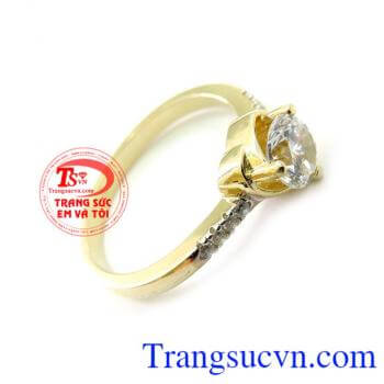 Nhẫn Nữ Trái Tim Đá 10k đẹp. Bàn tay của bạn sẽ thu hút được nhiều ánh nhìn hơn nếu trên tay đeo mẫu nhẫn nữ đính đá to đẹp này mang lại một vẻ đẹp sang trọng quý phái hợp thời trang với xu hướng hiện nay.