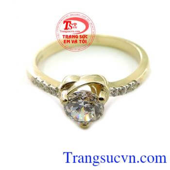Nhẫn Nữ Trái Tim Đá 10k đẹp. Bàn tay của bạn sẽ thu hút được nhiều ánh nhìn hơn nếu trên tay đeo mẫu nhẫn nữ đính đá to đẹp này mang lại một vẻ đẹp sang trọng quý phái hợp thời trang với xu hướng hiện nay.