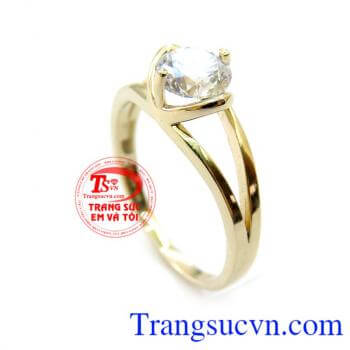 Sự tinh khiết của chiếc nhẫn đem đến cho phái nữ một vẻ đẹp nữ tính quý phái đeo hợp thời trang được đính thêm nhiều đá kết nhỏ đẹp giúp tăng độ lung linh của sản phẩm.