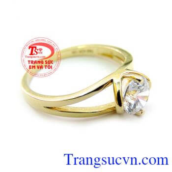 Sự tinh khiết của chiếc nhẫn đem đến cho phái nữ một vẻ đẹp nữ tính quý phái đeo hợp thời trang được đính thêm nhiều đá kết nhỏ đẹp giúp tăng độ lung linh của sản phẩm.