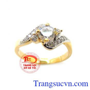 Nhẫn Vàng Nữ 10k giá rẻ chất lượng. Nhẫn vàng nữ 10k trên thân nhẫn có một cài viên đá trắng sáng mang đến sự nổi bật và điệu đà cho chiếc nhẫn