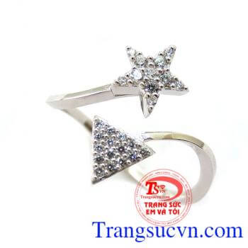 Nhẫn Nữ Vàng Trắng Ngôi Sao May Mắn dành cho những chủ nhân xinh đẹp là phụ kiện trang sức nhỏ nhắn, dịu dàng để phù hợp với trang phục và công việc. Kiểu phụ kiện này là gợi ý hay ho cho các cô nàng văn phòng trẻ trung và duyên dáng.