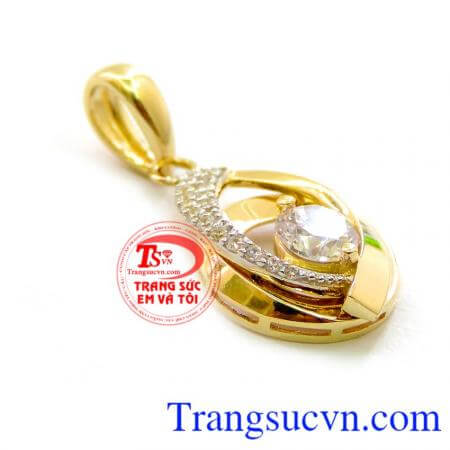 mặt dây chuyền nữ thiết kế kiểu dáng korea, nhỏ nhắn, xinh xắn, kết hợp với dây chuyền vàng nhỏ nổi bật, là bộ trang sức vô cùng sang trọng. Mặt nữ vàng đẹp xinh