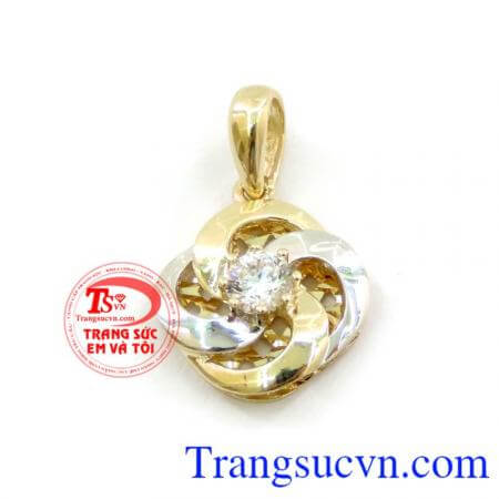 Mặt tiên hoa quyến rũ, mặt dây chuyền thiết kế hình hoa, 4 cánh ôm vào nhau thể hiện sự che chở, đùm bọc, đem lại may mắn trong tình yêu và các mối quan hệ gia đình.