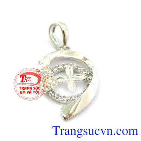 Mặt cỏ 4 lá vàng trắng, mặt dây chuyền vàng đẹp, mặt nữ vàng thiết kế đwn giản đính đá vòng tròn xung quanh hình cỏ 4 nằm chính giữa.