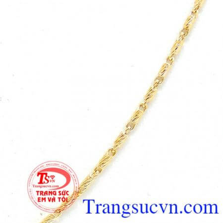 Dây chuyền nữ vàng tây quý phái kết hợp cùng mặt dây chuyền nữ tinh tế và quyến rũ