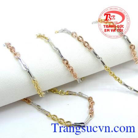 Dây chuyền nữ vàng tây quý phái kết hợp cùng mặt dây chuyền nữ tinh tế và quyến rũ