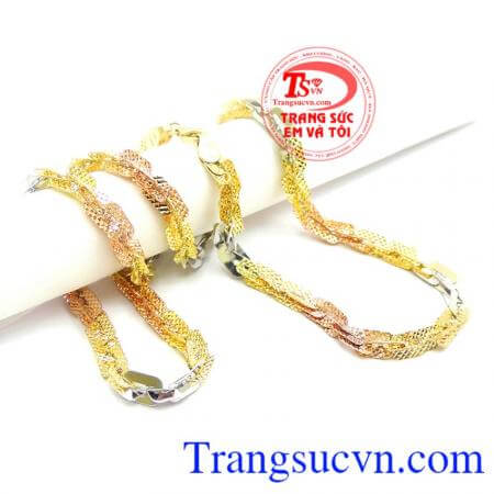 Dây chuyền nữ vàng tây quý phái kết hợp cùng mặt dây chuyền nữ tinh tế và quyến rũ