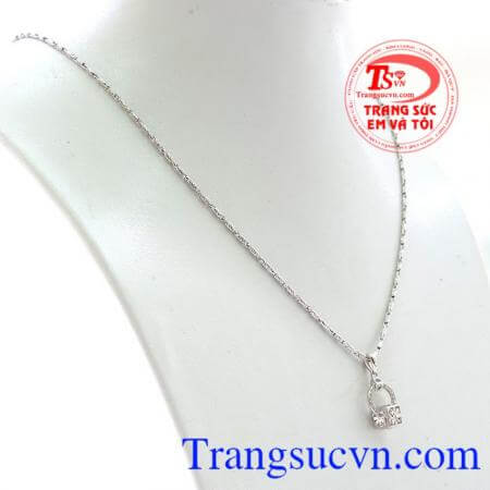 Bộ trang sức dành tặng bạn gái nổi bật, dễ thương, thanh lịch.