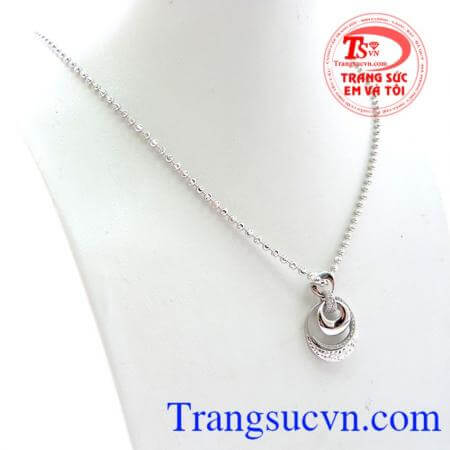 Bộ mặt dây vàng trắng dành tặng cho mẹ và bạn gái vào những dịp quan trọng.