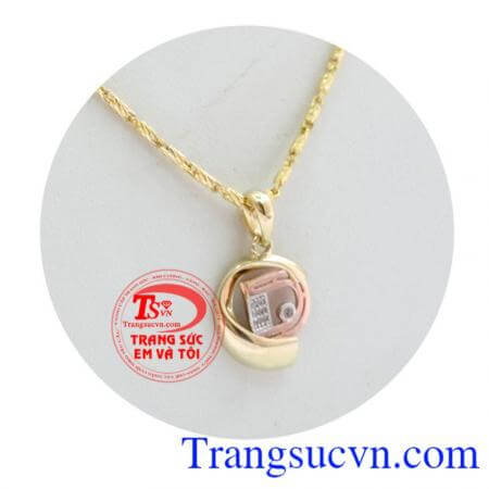 Bộ mặt dây chữ D ốc biển sự kết hợp giữa dây chuyền vàng nhập khẩu Italy nguyên chiếc và mặt dây chữ D vàng 10k chất lượng.